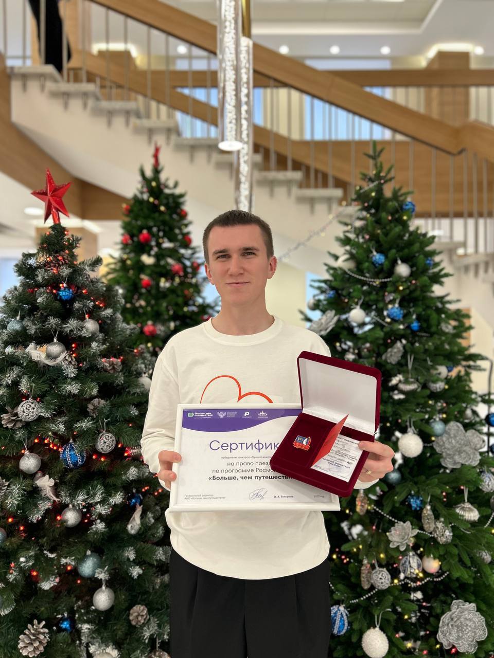 Студент СахГУ стал лучшим вожатым России Третьекурсник Никита Семернин принял участие в федеральном конкурсе от Министерства просвещения По итогам ему присвоено почетное звание Лучший вожатый РФ Конкурс был серьезным многоэтапный отбор портфолио и сложное собеседование Но Никита справился блестяще Сейчас парень не только осваивает программу будущего учителя словесника но и применяет свои навыки на практике в лагере Юбилейный сообщили filigrani sakhgu   Подписаться на нас Telegram I MAX Прислать нам новость Sakhonlinebot