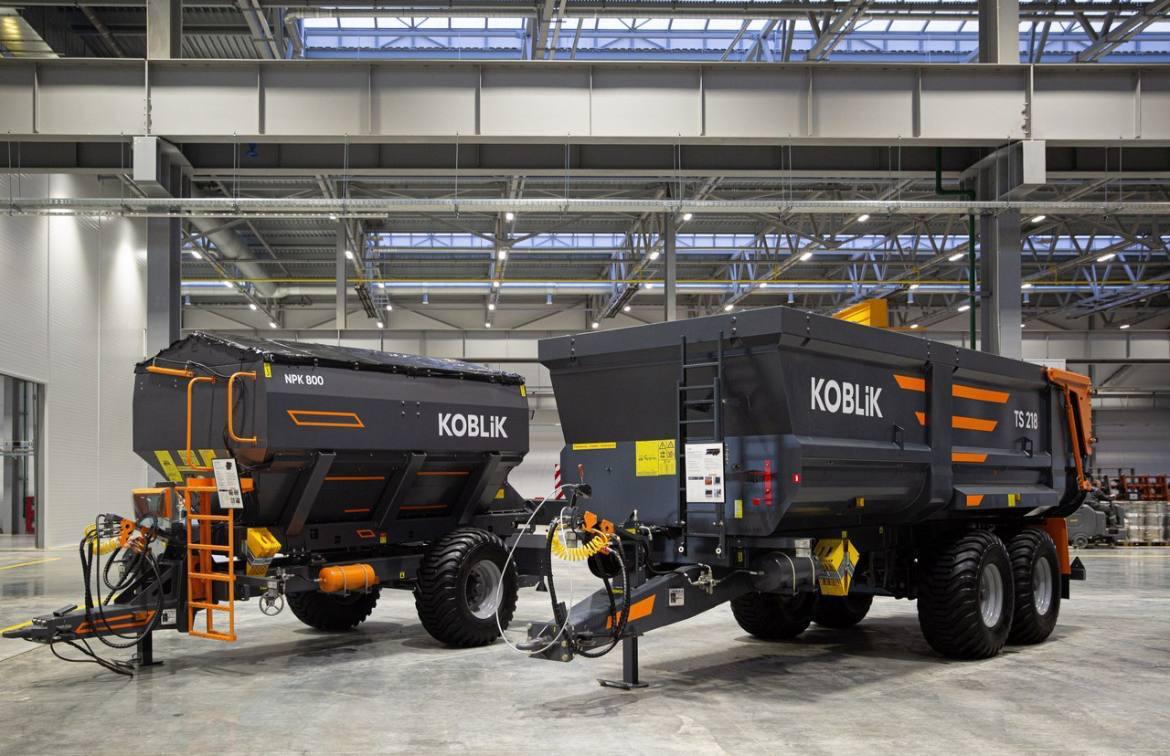 В Смоленске заработало новое производство сельскохозяйственной техники для кормления и содержания крупного рогатого скота Площадь предприятия составляет почти 11 000 квадратных метров Завод будет выпускать около 600 единиц техники в год включая тракторные прицепы и кормораздатчики для животноводческих комплексов Это одно из крупнейших производств такого профиля в России Новое предприятие позволит аграриям получать современную отечественную технику и быстрее обновлять парк оборудования В регионе также действует мера поддержки которая компенсирует часть затрат на покупку техники произведенной в Смоленской области