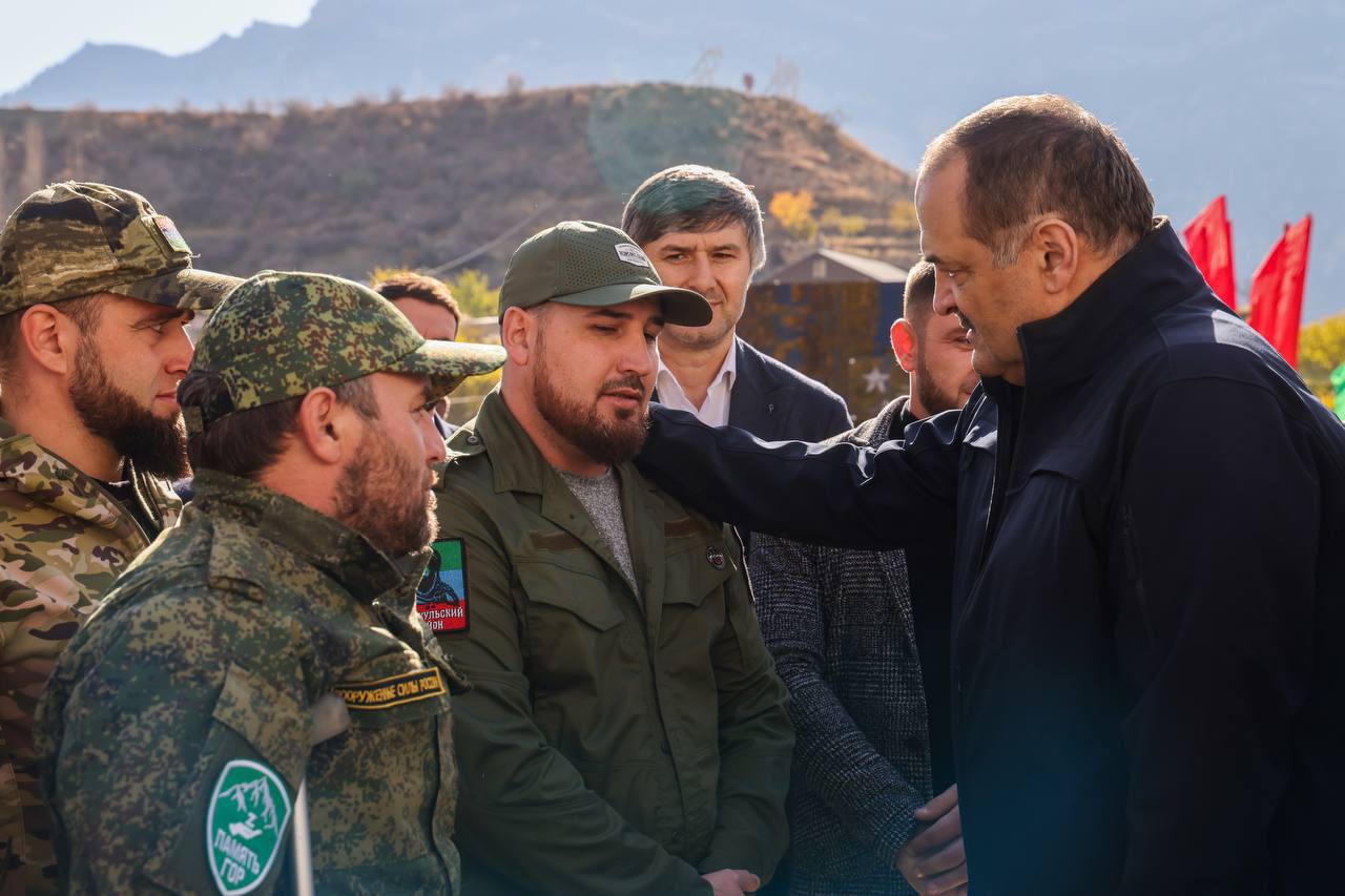 Республиканская кадровая программа «Доблесть гор» набирает обороты. О ее реализации рассказал глава Дагестана, выступая сегодня перед парламентом и общественностью. Программа стартовала в регионе в 2025 году по аналогии с федеральным проектом «Время героев». Ее цель – подготовка высококвалифицированных кадров из числа участников СВО для последующей работы в государственных органах и органах местного самоуправления. Интерес к программе, по словам руководителя республики, очень высок. Для участия в ней подано порядка 1300 заявок. Отобранные участники уже в этом году пройдут необходимое обучение и будут включены в резерв управленческих кадров.