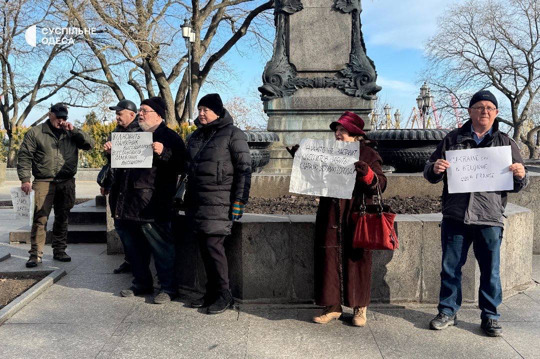 "Никто не заставит одесситов забыть славную историю города" — с плакатами с требованиями восстановить памятник Высоцкому возле горсовета в Одессе собралась небольшая толпа людей, сообщает депутат Верховной рады Украины Дмитрук.