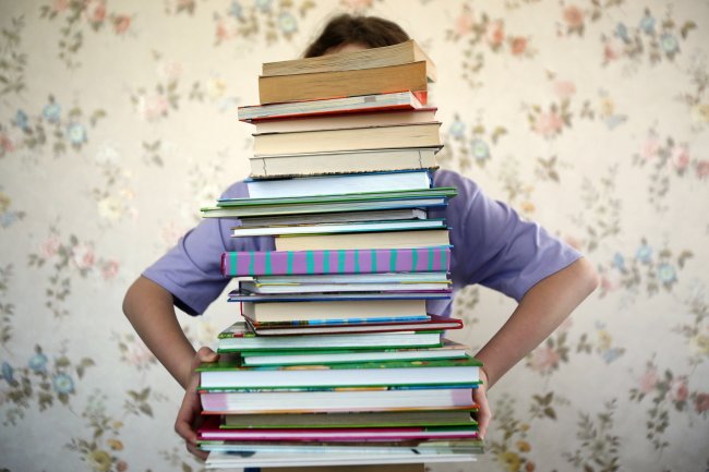 Школьники смогут учиться по новым единым учебникам русского языка и литературы уже с 1 сентября 2027 года заявил министр просвещения Сергей Кравцов До этого времени пройдет апробация учебников также учителя успеют пройти курсы повышения квалификации чтобы подготовиться к работе с новыми изданиями В них по словам министра больше внимания будет уделено отечественной литературе Ранее Кравцов сообщал что полную подготовку государственных учебников планируется завершить к 2030 году а закупку для всех школ страны к 2032 году Подписаться на Российскую газету в Читать нас в MAX