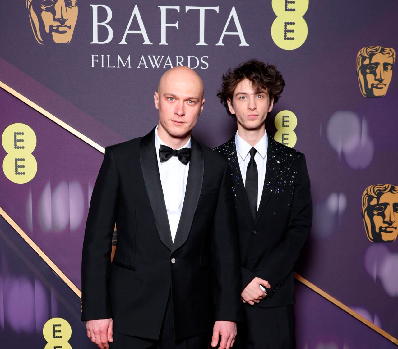 Красная дорожка BAFTA в Лондоне уже началась. Юра Борисов и Марк Эйдельштейн снова без брошей, но красивые.