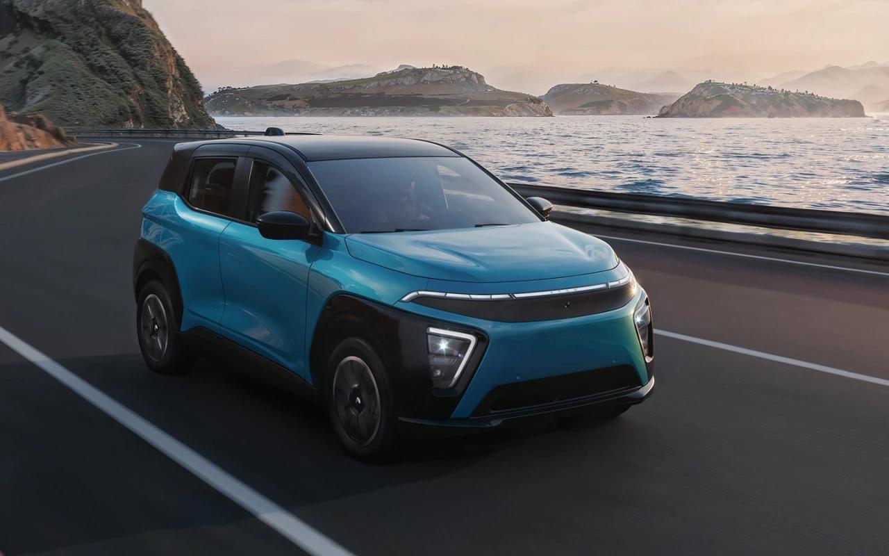 Атом получит систему контроля усталости водителя Она работает таким образом что если водитель управляет машиной хуже чем обычно система начинает об этом сигнализировать сообщила пресс служба марки Сначала с помощью вибрации руля и уведомления на экране затем более настойчиво используя звуковые и световые оповещения говорится в сообщении Атома В Атоме состояние водителя отслеживается с помощью инфракрасной камеры с независимой подсветкой которая встроена в обшивку передней стойки электромобиля При этом один зевок или случайное действие не станет для системы поводом бить тревогу она дает о себе знать только если признаки усталости складываются в устойчивый паттерн добавили разработчики электрокара В частности система обращает внимание на положение головы водителя на то как он держит руль как часто моргает зевает отводит взгляд в сторону или вниз