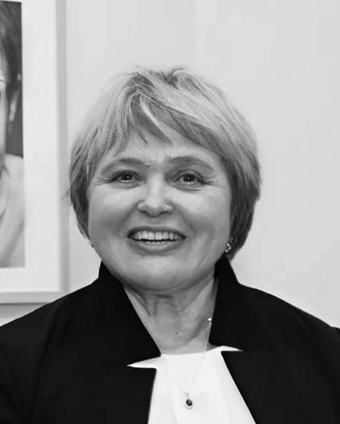 Ушла из жизни Евгения Николаевна Петрова выдающийся российский искусствовед заслуженный деятель искусств Российской Федерации главный эксперт по научно издательской деятельности Государственного Русского музея Она посвятила музею почти шестьдесят лет начав работу в 1966 году Среди значимых проектов Евгении Николаевны последних лет первая выставка русского авангарда из собрания Государственного Русского музея в Китае а также кураторство выставки Марк Шагал Радость земного притяжения в Музее изобразительных искусств имени Пушкина в Москве Выражаем глубокие соболезнования родным близким и коллегам Евгении Николаевны