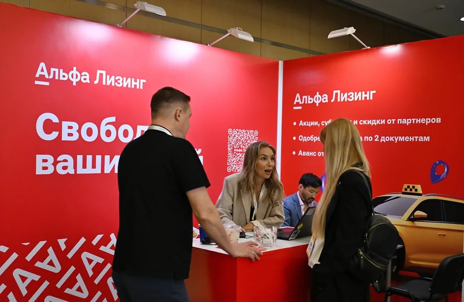 Чистая прибыль 15 крупных лизинговых компаний сократилась по сравнению с прошлым годом более чем в три раза Во многом это было связано с потерями от реализации изъятых предметов лизинга и формированием резервов Редкие позитивные результаты определялись индивидуальными особенностями бизнес моделей компаний Согласно отчетности по РСБУ по итогам девяти месяцев 2025 года совокупная чистая прибыль полутора десятков крупных лизинговых компаний составила 14 2 млрд руб сократившись по сравнению с прошлым годом более чем в три раза При этом лишь три компании показали прирост прибыли Альфа Лизинг почти 4 млрд руб против убытка годом ранее ДельтаЛизинг рост в два раза до 3 7 млрд руб и Росагролизинг рост в три раза до 629 млн руб Другие крупные участники рынка показали резкое снижение прибыли а четыре компании зафиксировали убытки ГТЛК 2 2 млрд руб ПСБ Лизинг 1 6 млрд руб ЛК Эволюция 1 4 млрд руб и ВТБ Лизинг 966 млн руб jkinvest news jkinvest