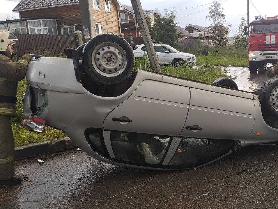 Под Самарой Lada Kalina легла вверх колесами  Все произошло 1 июля в 18:46 в поселке Звездный в Красноярском районе. Легковой автомобиль наехал на препятствие, а затем перевернулся. К сожалению, пострадал водитель.  На месте аварии работали расчет пожарно-спасательной части № 151 Отряда № 41, сотрудники Госавтоинспекции и бригада скорой медицинской помощи.    ГКУ СО "Центр по делам ГО, ПБ и ЧС"