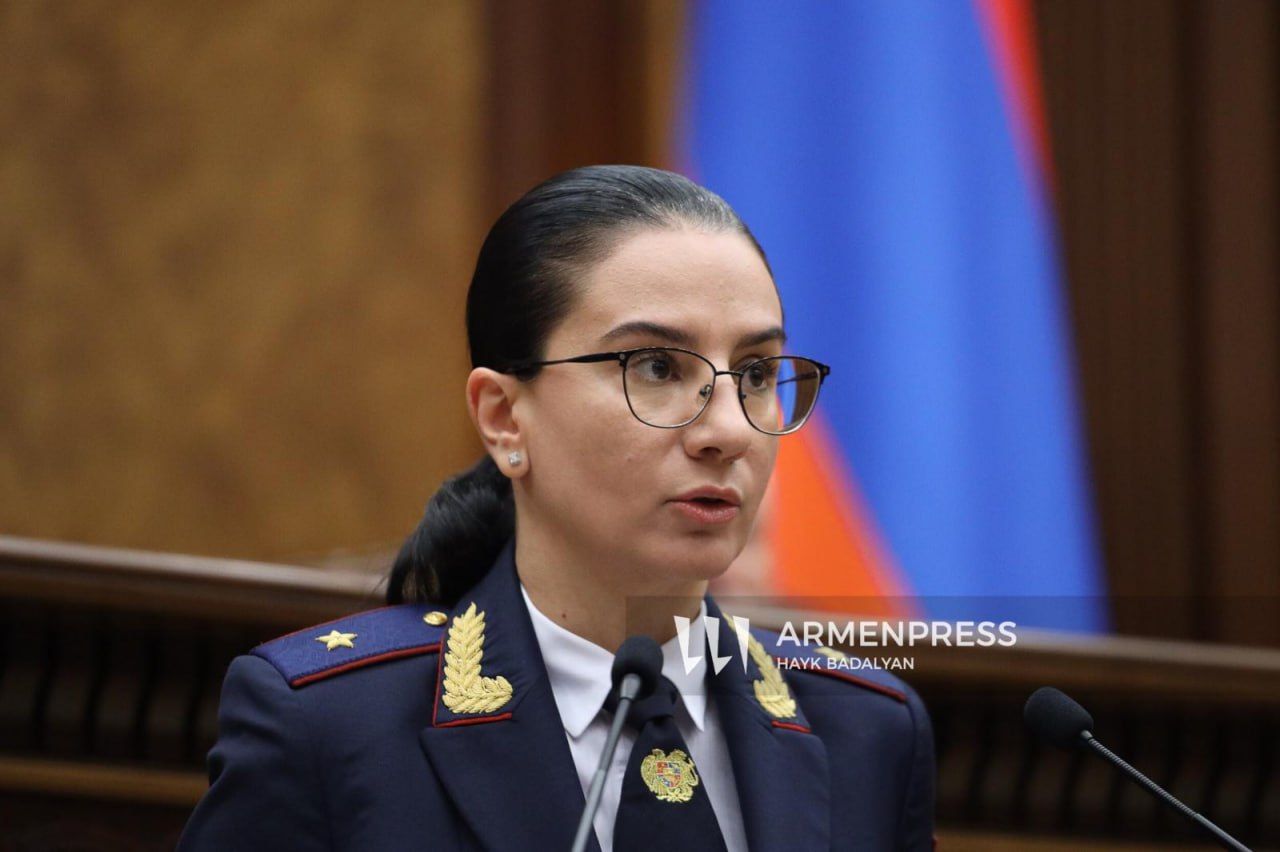 Генеральный прокурор Анна Вардапетян представила, что именно требует конфисковать прокуратура по иску о конфискации имущества незаконного происхождения у второго президента Роберта Кочаряна и связанных с ним лиц Вардапетян рассказала об этом в Национальном Собрании в ответ на вопрос депутата фракции «Гражданский договор» Вагана Алексаняна: Ответчиками по делу являются Роберт и Белла Кочаряны, Седрак Кочарян и Заруи Бадалян, Левон и Сирануш Кочаряны, Гаяне Кочарян и Виген Чатинян. В интересах Республики Армения прокуратура требует конфисковать: – 22 Объекта недвижимости, – 2 Права на приобретение недвижимости, – Свыше 3 миллионов долларов США, – Облигации на сумму 985 миллионов драмов, – Банковские вклады на сумму более 1.4 миллиона долларов, – Доли в 15 юридических лицах включая такие компании, как «Наири Иншуранс», «Тойота Ереван», «Таргет Групп» и другие , – Права требования по займам на сумму более 4 миллионов долларов, 8.3 миллиарда драмов, 260 миллионов рублей и около 590 тысяч евро, – 2 Транспортных средства, – Имущество и суммы, эквивалентные более чем 23.8 миллиарда драмов. Это предмет иска, находящегося в суде, в отношении Роберта Кочаряна и связанных с ним лиц.
