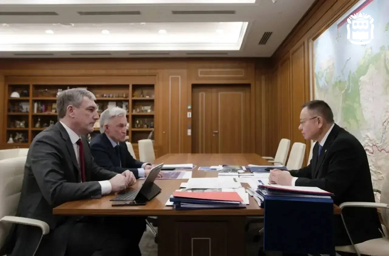 Газификация Тынды благоустройство строительство жилья помощь подшефной территории ДНР Эти вопросы губернатор Приамурья обсудил на встрече с главой Минстроя России Центральным событием станет газификация Тынды по поручению президента России Проект газотранспортной инфраструктуры уже готов строительные работы начнутся в этом году а ввод объекта в эксплуатацию запланирован на 2027 год На встрече также обсудили работу коммунальной системы в регионе в течение отопительного сезона и остановились на благоустройстве общественных пространств Отдельным пунктом беседы стали мероприятия в рамках оказания шефской помощи ДНР ПОДРОБНЕЕ НА САЙТЕ АОТВ АОТВ