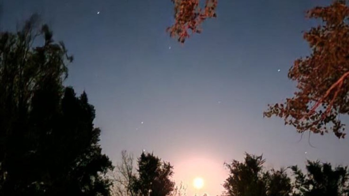 Самарский ученый вывел математический закон для спуска в атмосферу Марса Разработка Владислава Любимова заведующего кафедрой высшей математики Самарского университета поможет без потерь доставлять на поверхность планеты ценное научное оборудование и марсоходы Главная проблема при посадке на Марс участок неуправляемого вращения Даже малейшая асимметрия аппарата может сбить настройки и привести к отказу тормозных парашютов Новый закон позволяет стабилизировать сразу пять критических параметров Это делает процесс снижения полностью предсказуемым исключая влияние силовых факторов асимметрии В отличие от существующих аналогов самарский метод более точен Ученому удалось минимизировать количество приближенных вычислений используя классическое динамическое программирование ГТРК Самара MAX lВК lОК lСАЙТ