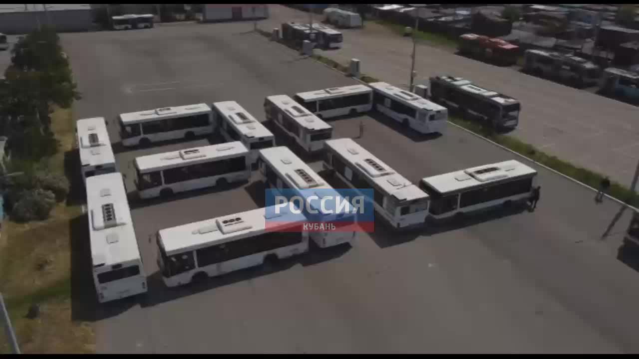 В Краснодаре автобусы выстроились в форме юбилейной даты к Дню Победы