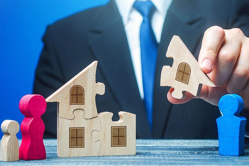 Россиянам могут разрешить покупать жильё по частям без ипотеки и кредитов Предложение Минстроя предполагает покупать квартиры по квадратным метрам накопил 200 тысяч приобрёл 1 квадрат потом докупаешь остальные Инициаторы считают что это защитит накопления от инфляции и сделает жильё доступнее Бизнес в России