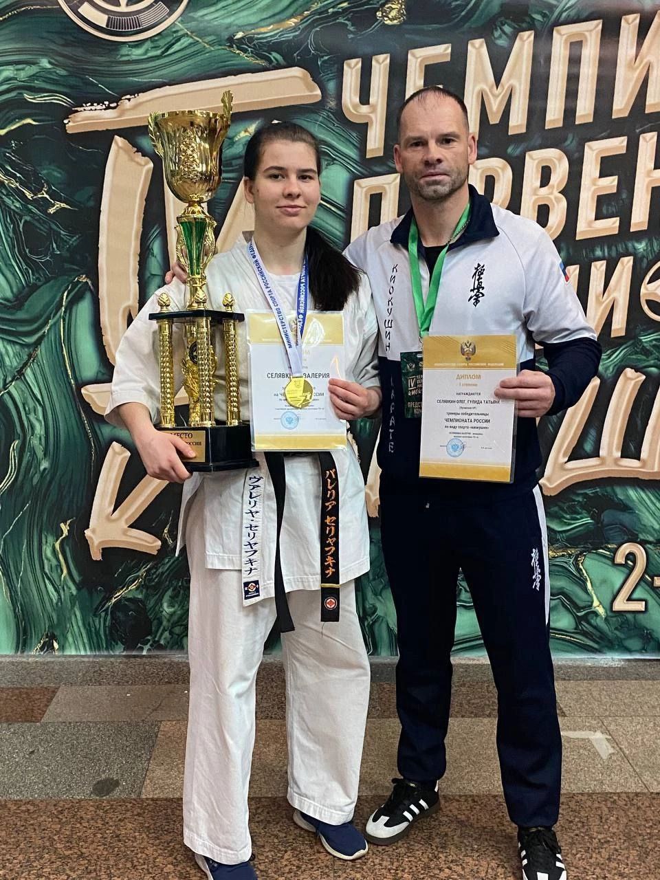 Спортсменка из Красного Луча стала чемпионкой России по киокушин, сообщили в Минспорта ЛНР. В соревнованиях приняли участие свыше 2300 спортсменов из 50 субъектов Российской Федерации. При содействии Минспорта ЛНР в составе сборной Республики приняли участие воспитанники отделения киокушин КДЮСШ№1. Победителем соревнований, чемпионкой России 2025 в абсолютной категории стала Валерия Селявкина - мастер спорта России. Бронзовыми призерами Первенства России 2025 стали: Валерия Медведева — кандидат в мастера спорта; Сабина Сафарова – кандидат в мастера спорта. Победители и призеры награждены медалями, грамотами и кубками от Министерства спорта России, а тренеры победителя соревнований отмечены отдельной грамотой от Минспорта России. Подготовили спортсменов к соревнованиям тренеры Олег Селявкин и Татьяна Гулида.
