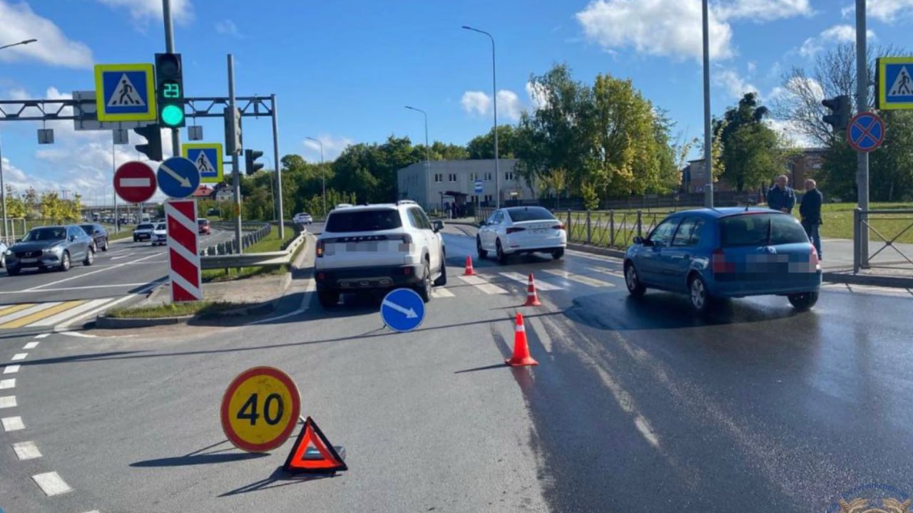 Сегодня около 8:35 на перекрестке улиц Ялтинская-Покрышкина в Калининграде сбили пешехода. Как сообщили в Госавтоинспекции региона, водитель при повороте на разрешающий сигнал светофора допустил наезд на пешехода, переходившего проезжую часть по регулируемому пешеходному переходу на разрешающий сигнал светофора. В результате ДТП пешеход с телесными повреждениями доставлена в медицинское учреждение. Фото: Госавтоинспекция Калининградской области
