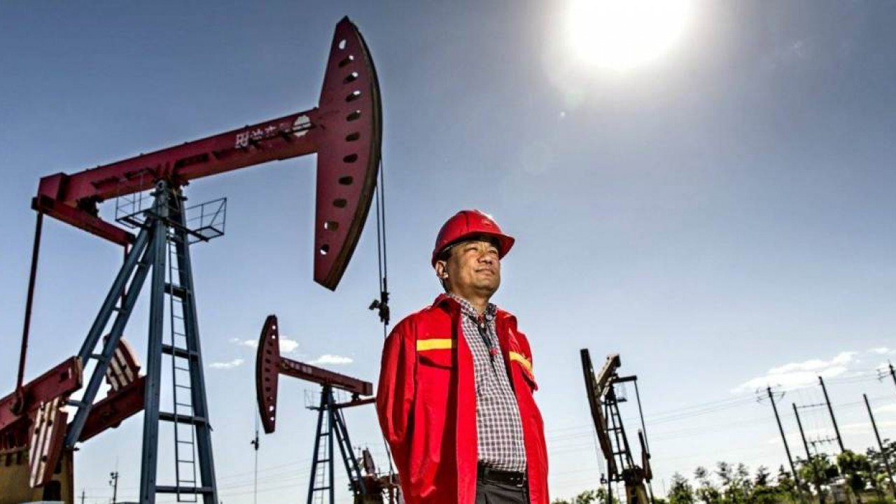 Американское издание "Bloomberg": Китай накопил рекордные запасы нефти – 1,18 млрд баррелей Теперь небольшие независимые НПЗ, которые потребляют до 90% иранской нефти, не опасаются перебоев с поставками с Ближнего Востока. Скорость переработки на таких заводах сейчас около 45%, что близко к трёхмесячному минимуму, СТАРШИЙ ИНСПЕКТОР