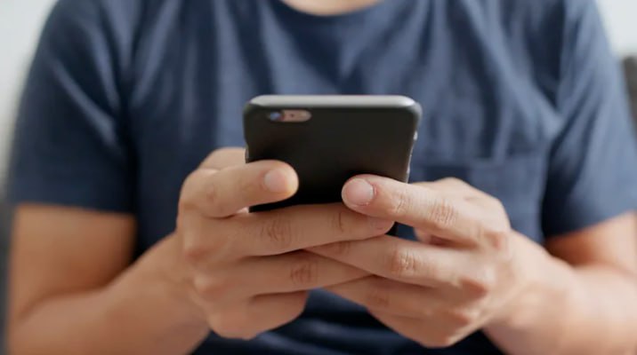 Спам звонки сократились примерно на треть после запуска в России системы маркировки вызовов По данным операторов связи с 1 сентября количество нежелательных звонков у клиентов Билайна и Т2 снизилось на 25 29 В Мегафоне также подтвердили общую тенденцию к снижению Однако полностью решить проблему пока не удалось Мошенники продолжают обходить систему используя незарегистрированные или поддельные номера Югополис Прислать фото или видео