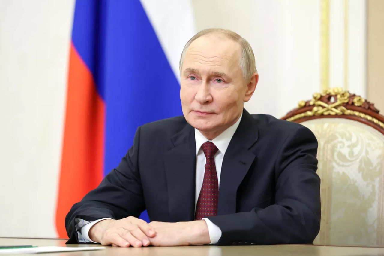 Путин поздравил россиян с Днем отца Телеграмма опубликована на сайте Кремля Очень важно чтобы сегодня мужчины молодые люди стремились соответствовать этому высокому званию были тружениками и мудрыми наставниками подчеркнул президент Самые теплые поздравления участникам специальной военной операции которые сегодня защищают свободу и независимость Отечества с честью продолжают ратные патриотические традиции своих семей отцов дедов и прадедов добавил глава государства 0 Подписаться на РИА Новости Крым в Telegram MAX VK