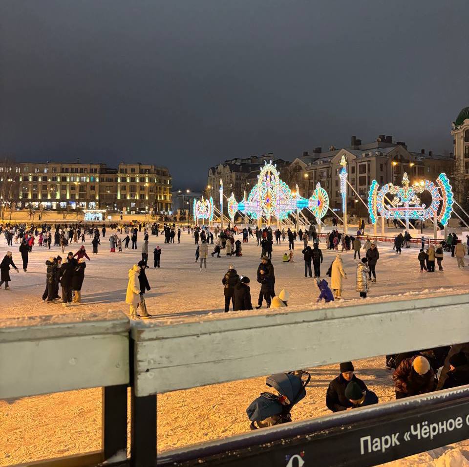 Чашу Черного озера готовят к заливке льда Из за обильных дождей в чаше вновь скопилась вода Сейчас водоем снова осушают закрывают фанерной конструкцией деревянные ступени и укладывают резиновое покрытие Казань на Максималках