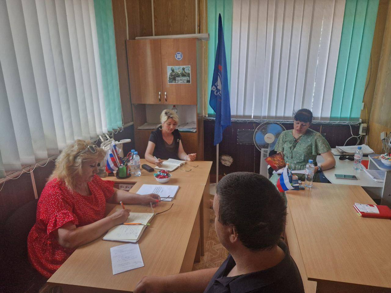 Социальный выезд в Александровку: внимание к нуждам жителей. По поручению Главы Скадовского округа Александра Дудки был организован выезд сотрудников социального отдела администрации Скадовского МО по обращениям граждан. В мероприятии также приняли участие областные и муниципальные депутаты «Единой России» Оксана Мороз и Ирина Бачинская и Валерия Косьян. Основное внимание участников было сосредоточено на территориальном управлении "Таврия" в селе Александровка. В рамках выездного мероприятия состоялись встречи с жителями, в ходе которых участники выслушали обращения и пожелания местного населения. Депутаты и представители администрации детально разбирали каждую проблемную ситуацию, предлагая варианты решений и оказывая консультационную помощь. Основное внимание было сосредоточено на вопросах социальной поддержки, пенсионного обеспечения и доступности медицинских услуг. Отдельным пунктом рабочей поездки стал мониторинг состояния аптечной сети и фельдшерско-акушерских пункта ФАП в селе Александровка. По итогам мероприятия был составлен протокол с перечнем конкретных поручений, направленных на повышение качества жизни местных жителей. Глава Скадовского округа Александр Дудка заверил, что все озвученные проблемы будут взяты на особый контроль и их решение будет осуществляться в установленные сроки. Системная работа по решению социально значимых вопросов жителей Скадовского округа будет продолжена в плановом порядке.