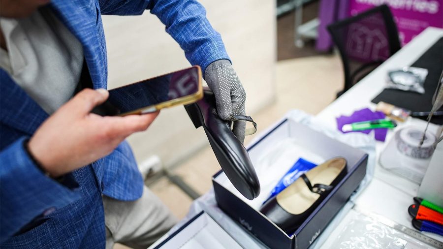 В ЦБ заявили о возможности отложить корректировку закона на фоне спора с маркетплейсами В ЦБ заявили о возможности отложить корректировку закона о платформенной экономике на фоне спора банков с маркетплейсами Об этом Известиям сообщил зампред Банка Россия Алексей Гузнов комментируя ситуацию с этим спором   www infoorel ru news v cb zayavili o vozmozhnosti otlozhit korrektirovku zakona na fone spora s marketpleysami html