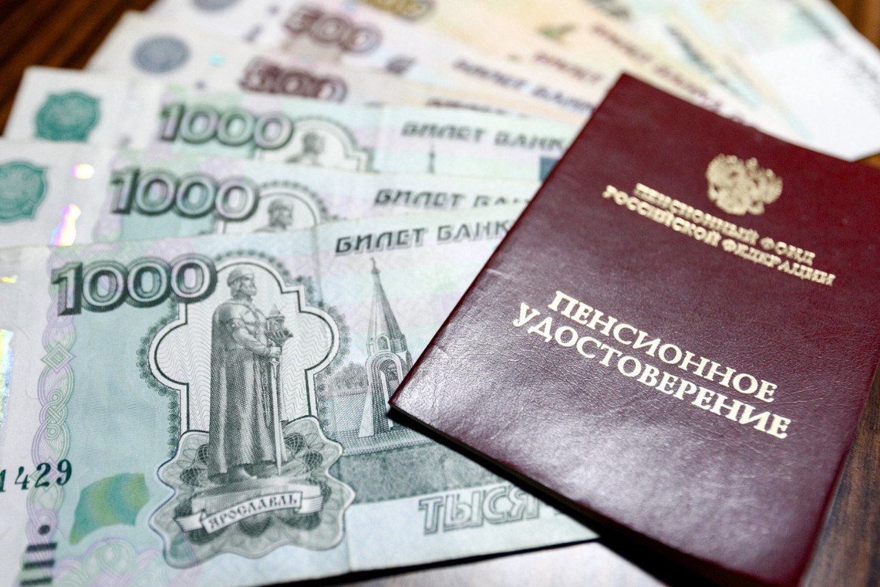 Пенсия может уменьшиться: какие пять факторов на это влияют Если условия назначения выплат были рассчитаны неправильно, то россиян может ждать уменьшение пенсии, предупредила доцент кафедры Торгово-промышленной палаты РФ «Управление человеческими ресурсами» РЭУ им. Г.В. Плеханова Людмила Иванова-Швец. К примеру, если вам изначально насчитали больше стажа работы, неправильно учли льготный стаж, то после выявления и исправления неточности размер выплат уменьшится. Правда, если стаж наоборот не досчитали, а потом внесли исправления, то пенсия только вырастет. Второй случай – отмена доплаты за иждивенцев. Если последний достиг возраста 18 лет, то доплата не положена. Еще один фактор – переезд в другой регион и, соответственно, уменьшение региональных доплат. «Если пожилой человек переходит из статуса неработающего в статус работающего, может исключаться региональная доплата, поскольку общая сумма дохода трудоустроенного пенсионера, как правило, выше прожиточного минимума», – добавила эксперт в разговоре с «Праймом». Также по исполнительному документу из пенсии может взиматься сумма для погашения различных задолженностей, однако она не может превышать 50% от пенсии. Если речь идет об алиментах, возмещении вреда здоровью или ущерба в результате смерти кормильца, причиненного преступлением, то не более 70%. Подпишитесь на «Абзац» Добавьте «Абзац» в ленту «Дзена»