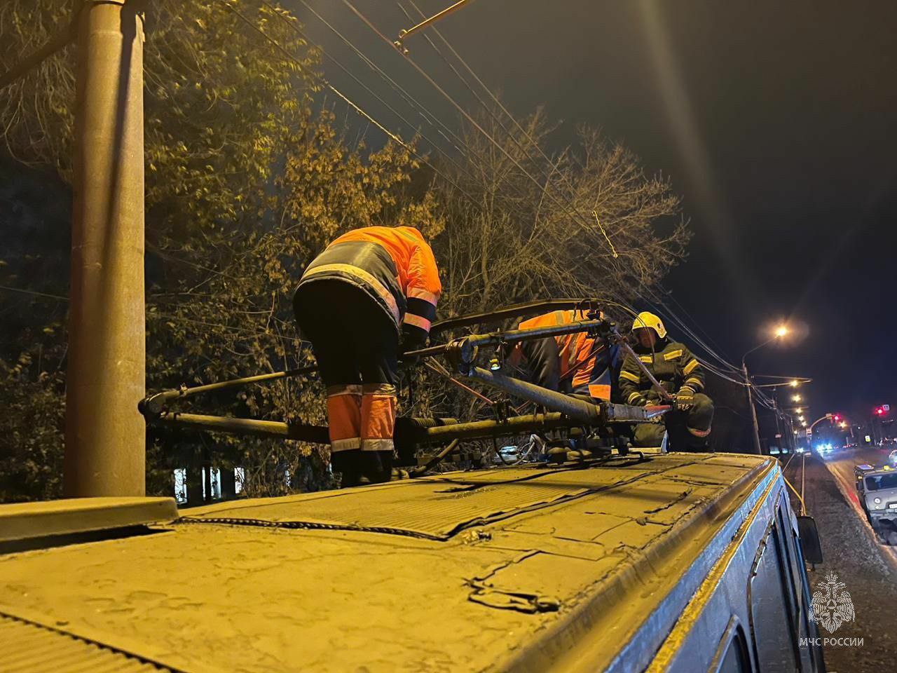 2 млрд рублей вложат в развитие общественного транспорта в крае а в Бийске модернизируют трамвайную сеть 2 1 млрд рублей потратит до 2030 года край на общественный транспорт самые большие вложения пойдут на закупку транспорта в Барнауле В Бийск новый транспорт закупать не будут для наукограда выделена такая статья расходов как модернизация трамвайной инфраструктуры то есть ремонт путей переездов электрики сетей и прочего Всего 25 млн рублей Большие вложения рассчитаны на закупку автобусов малого класса для сельских территорий Бийскому району закупят автобусы на сумму 5 677 млн рублей В 2026 году для Барнаула закупят трамваев на 528 млн рублей в этом году в столицу прибыло 12 трамваев за 742 млн рублей и 9 троллейбусов за 219 млн рублей Автобусы для Барнаула закупаются на средства перевозчиков большинство маршрутов частные Перевозчики закупают автобусы большого и среднего класса практически каждый год исходя из своих нужд Однако и из регионального бюджета автобусы для краевого центра тоже закупают в 2022 году 10 трамваев в 2023 году 41 автобус большой вместимости в 2024 году пять троллейбусов