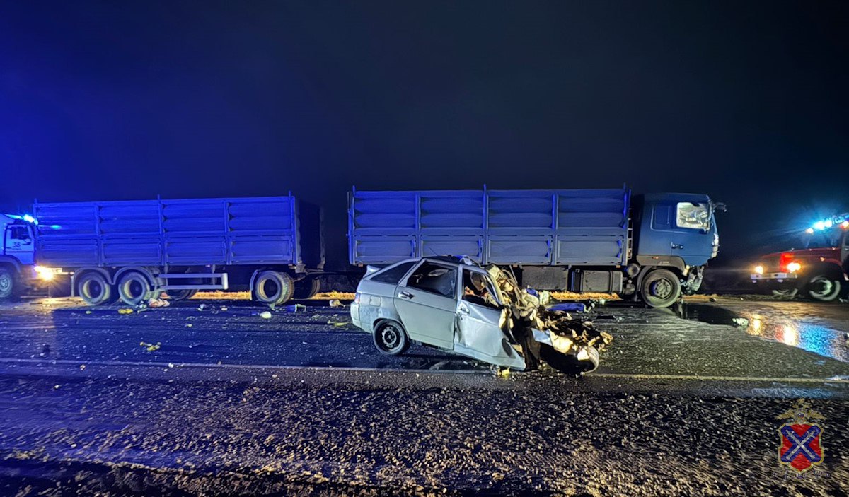 ⏺Накануне поздним вечером произошла страшная авария в Иловлинском районе. Двое человек скончались на месте.  По предварительным данным, в 22:30 часов на 872 километре автодороги Р-22 «Каспий» произошло столкновение автомобилей «ВАЗ-2112» и «МАЗ». В результате ДТП водитель «ВАЗ» и его пассажир, 63-летний мужчина и 57-летняя женщина, погибли на месте, — МВД