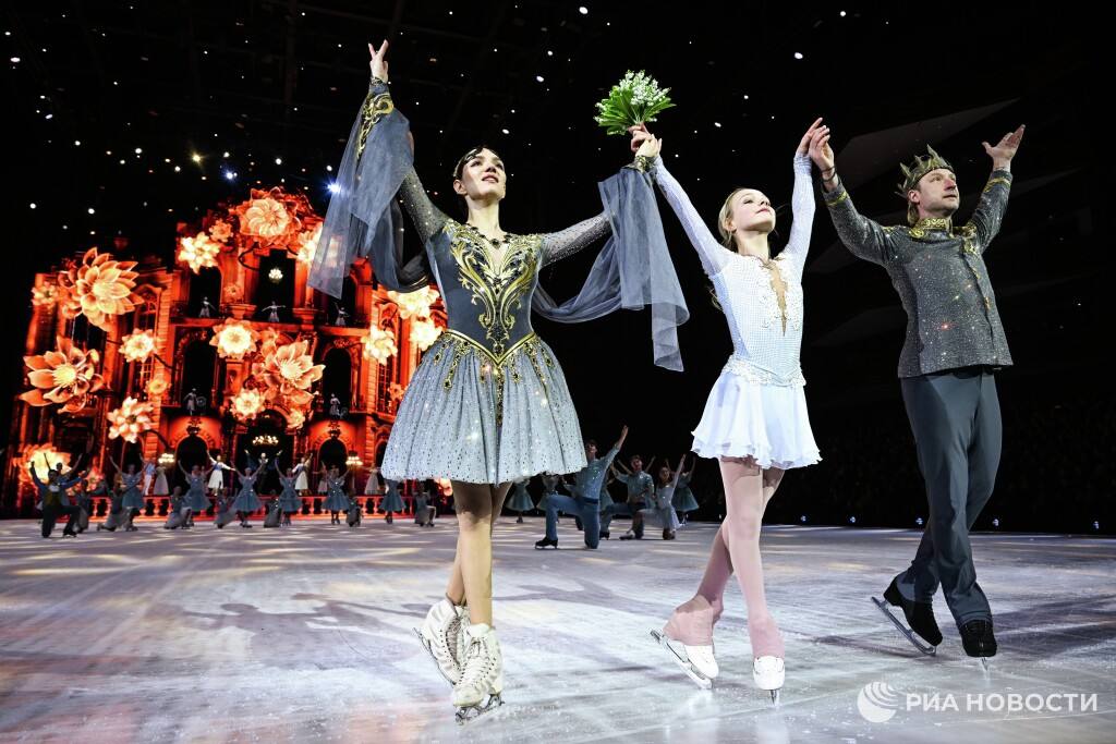 Плющенко Костылева находится в очень плохой форме В декабре Евгений прекратил работу с 14 летней фигуристкой из за вмешательства ее мамы Ирины в тренировочный процесс Лена начала работу с тренером Софьей Федченко но спустя около двух недель возобновила тренировки у Плющенко К сожалению Лена сейчас в очень плохой форме сказал Плющенко До первенства России осталось мало времени но мы постараемся проделать всю необходимую работу Потенциал у фигуристки громадный и нужно продемонстрировать его на все сто процентов Подписывайтесь на РИА Новости Спорт в MAX