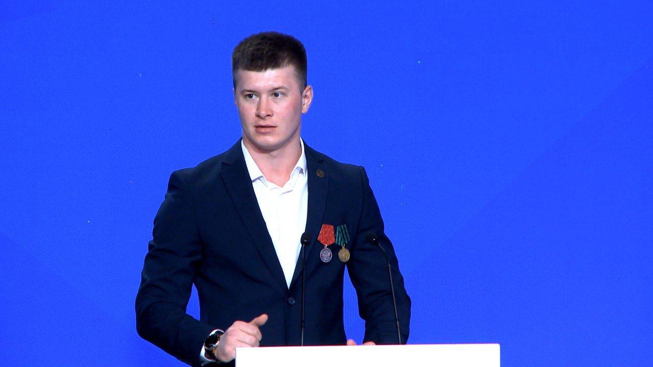 Прошел бизнес-слет партпроекта «Предпринимательство» «Предприниматели Победы» Программа Единой России, корпорации МСП и «Опоры России» «СВОй бизнес» будет расширяться. Пилот проекта реализован в пяти регионах, на очереди – еще 33 субъекта Боец СВО о проекте Единой России «СВОй бизнес»: Это больше, чем просто проект - это новая жизнь для участников специальной военной операции «Задача, поставленная Президентом, чтобы доходность в малом бизнесе была выше на 20%, чем рост валового продукта страны. Это непростая задача. Нужно, как было поручено Министерству финансов, расширить список ОКВЕД. Второй момент - промышленная ипотека. И, наконец, «обеление» бизнеса. Нужно создать такие условия, чтобы в легальном поле было работать выгоднее, чем в нелегальном. Мы считаем, что эксперимент с нулевым НДС нужно распространить в том числе на такие сферы, как охранные предприятия и, к примеру, клининг», –отметил Президент «Опоры России» Александр Калинин