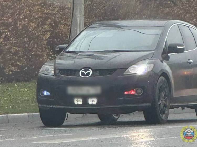 В Волжском задержали водителя с разноцветными фарами Госавтоинспекторы увидели в интернете запись на которой двигался автомобиль Мазда СХ 7 с установленными спереди световыми приборами с огнями красного и синего цветов Как рассказали Волжский ру в пресс службе ГУ МВД по Волгоградской области сотрудники установили личность владельца им оказался 27 летний житель Волжского Подробнее на Волжский ру www volzsky ru index php wx 16 wx2 81893 ВолжскийРу волжский vlz