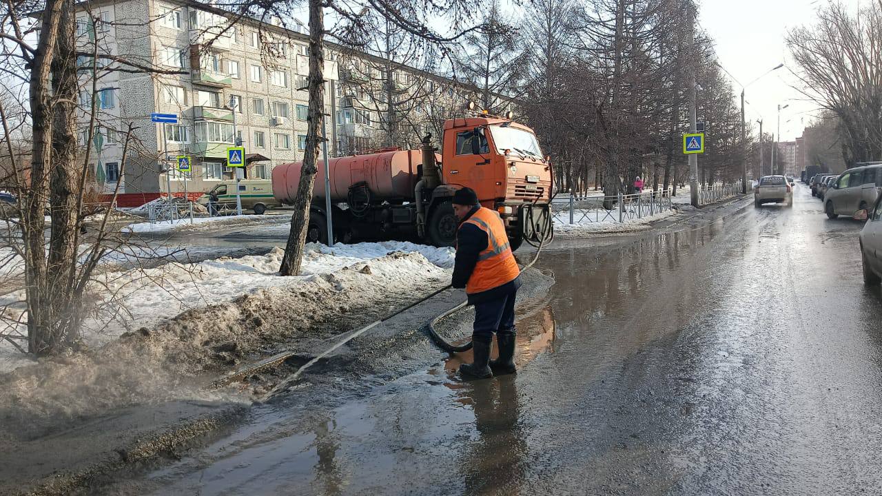 Омск поплыл: власти экстренно готовятся к паводку  В мэрии Омска рассказали о подготовке к паводку. В связи с резким повышением температуры воздуха работы приходится проводить в экспресс-режиме. Уточняется, что сотрудники Управления дорожного хозяйства и благоустройства проводят очистку ливневой канализации, водоотводных канав и водопропускных труб.   Эти работы охватывают все административные округа города и необходимы для предотвращения затоплений в период весеннего таяния снега и сильных дождей. Работы выполняются ежедневно и зависят от погодных условий. В среднем специалисты обрабатывают от 10 до 15 дождеприемных колодцев за сутки, а в отдельные дни эта цифра достигает 30.   Для очистки одного колодца требуется около 10 минут, и в этом активно задействована спецтехника. Где сегодня вывозят снег и чистят колодцы, - в материале.