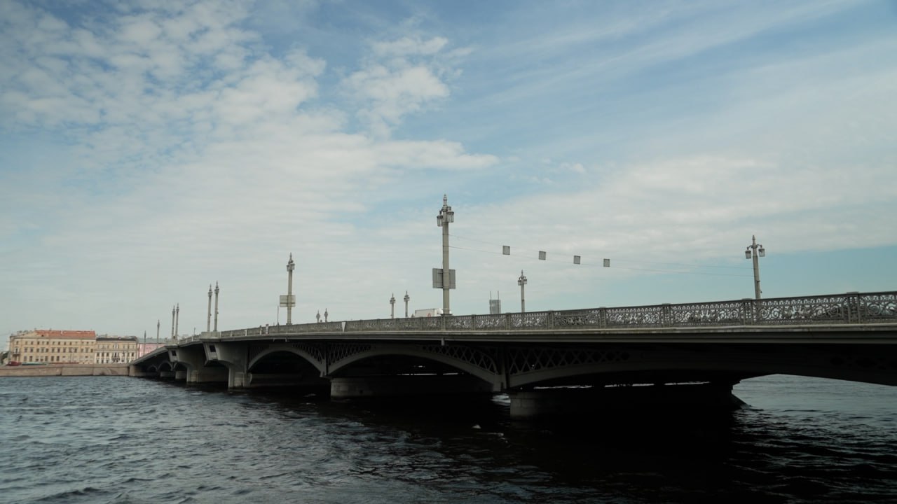 Первая в этом сезоне противогололедная обработка дорог состоялась в Петербурге ночью из за заморозков Для этой цели используется 23 процентный раствор соли в воде Для безопасности движения по проезжей части распределено 92 кубометра раствора Особое внимание уделено набережным мостам путепроводам таким местам где ветер особенно сильно охлаждает влагу на поверхности что может привести к образованию ледяной пленки Дорожным организациям поручено действовать по погоде Фото скриншот с видео Город Подпишись на Город