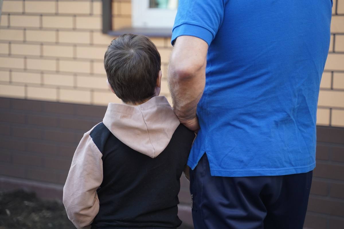 4-летний мальчик отстал от мамы, сел в автобус и уехал  Мужчина заметил в салоне автобуса ребенка, который ехал без взрослых. Как оказалось, мальчик потерялся. Неравнодушный самарец не остался в стороне и сразу же отвел ребенка в полицию.  Полицейские успокоили напуганного малыша и нашли его родителей. Узнав о произошедшем, мама мальчика пришла в полицию и забрала его. По словам женщины, ребенок отстал от нее, сел в общественный транспорт и уехал неизвестно куда.