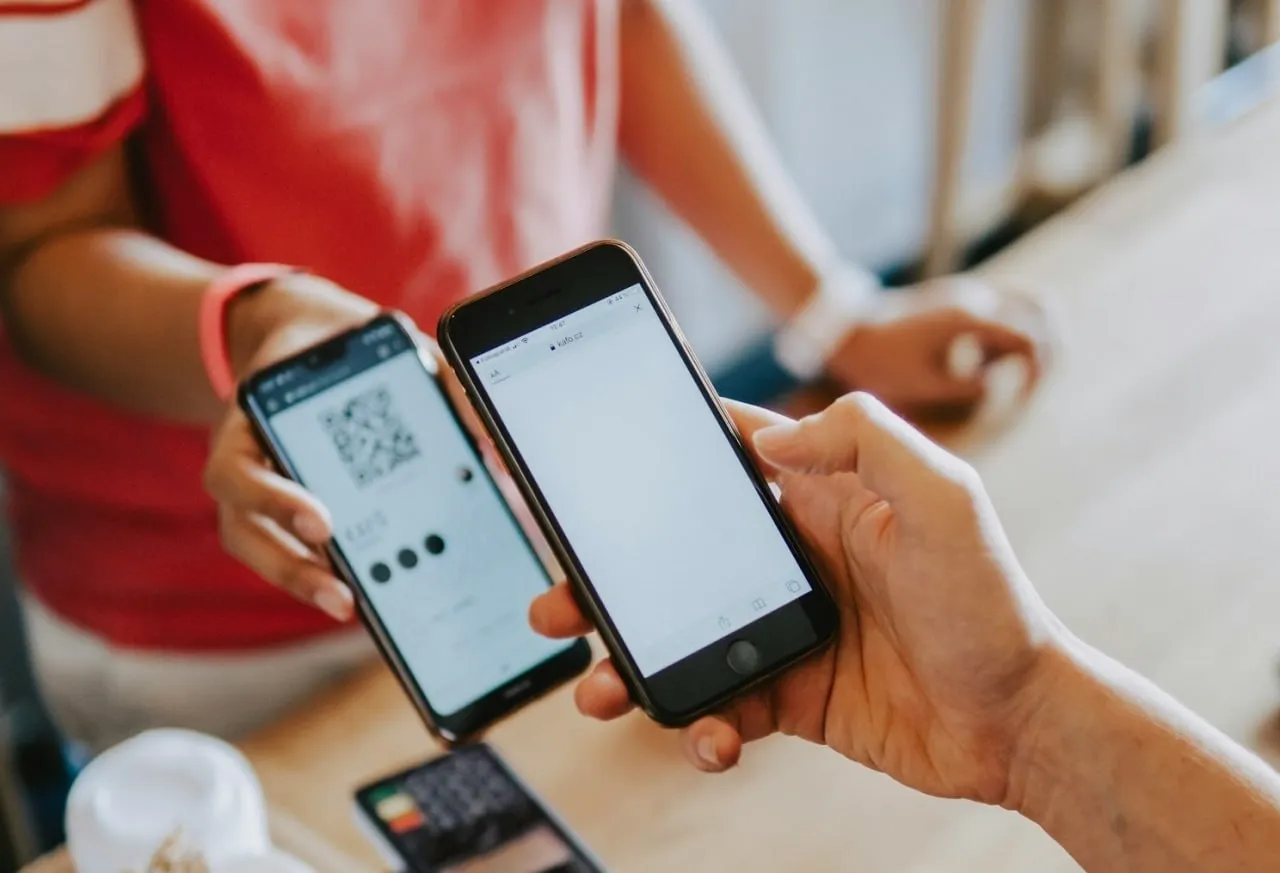 Российский банк ВТБ запустил оплату по QR коду в Египте Теперь туристам достаточно открыть приложение и навести камеру на код в магазине деньги спишутся в рублях с конвертацией в местную валюту и без комиссии Сбер в свою очередь запустил сервис оплаты по QR в Таиланде Но есть нюанс работает это пока только в крупных торговых точках О новом способе оплаты какие банки и в каких странах предлагают аналогичные сервисы написали в материале Profi Travel Все новости в MAX и ВК profitravel египет туристы оплатазаграницей банки таиланд