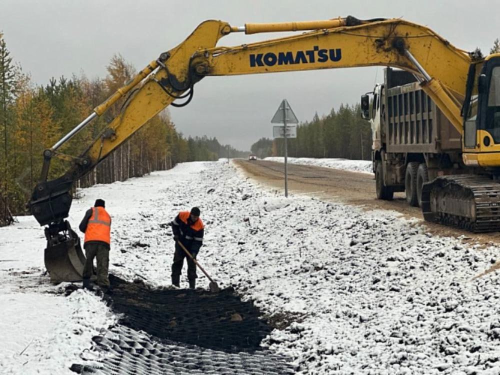 Дорога Архангельск — Мезень готова на 90%. Работы скоро закончатся  32-километровый участок трассы будет приведен в нормативное состояние к началу ноября.  На сегодняшний день на участке ремонта завершены работы по восстановлению и закреплению трассы, а также устройству земполотна и дорожного покрытия из щебеночно-песчано-гравийной смеси.  Сейчас подрядчик осуществляет прочистку и укрепление водоотводных канав, ведёт устройство берм под дорожные знаки, устанавливает сами дорожные знаки и сигнальные столбы. Кроме того, для укрепления дна и кюветов канав выполняется устройство георешетки.  Фото пресс-службы областного правительства