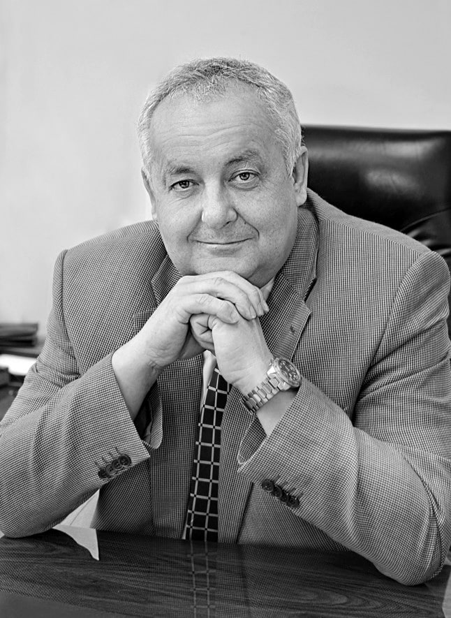 После тяжелой и продолжительной болезни в возрасте 67 лет ушел из жизни Леонид Павлюк заслуженный врач РФ экс главврач городской клинической больницы 1 депутат Думы Иркутска 5 го и 6 го созывов Мэр Иркутска Руслан Болотов выразил соболезнования родным и близким Многие годы Леонид Александрович возглавлял одно из крупнейших медучреждений Иркутска отдавая все силы знания и опыт делу служения людям Жизнь Леонида Александровича стала образцом верности долгу и настоящего подвижничества Его уважали коллеги благодарили пациенты Для Иркутска уход из жизни Леонида Александровича невосполнимая утрата В памяти иркутян он останется как врач с большой буквы мудрый наставник и человек огромной души подчеркнул Руслан Болотов С 1978 года жизнь Леонида Александровича была связана с Иркутской городской клинической больницей 1 где он прошел путь от санитара до главврача с 2002 года Был врачом отделения сосудистой хирургии с 1982 года которое возглавил в 1989 году На его счету более 10 тысяч операций В 2019 году покинул пост главврача Прощание с Леонидом Александровичем Павлюком состоится 25 декабря с 11 30 до 12 30 в храме Казанской Божией Матери ул Баррикад 34 1