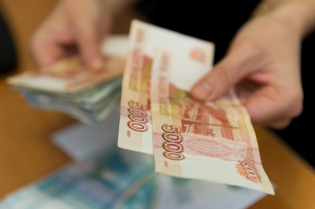 Премировал сам себя перед Новым годом  Заречный межрайонный следственный отдел СК РФ по Республике Саха  Якутия  завершил расследование уголовного дела в отношении директора спортивно-образовательного учреждения Мегино-Кангаласского района. Чиновник обвиняется в присвоении бюджетных средств.   В декабре 2022 года директор дал указание включить в приказ о премировании себя и своего заместителя без законных оснований. Он подписал фиктивный приказ о выплатах и незаконно получил премиальные средства. Действия обвиняемого нанесли ущерб муниципальному бюджету.   Фото: Золото Олег