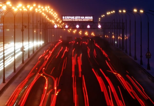 Почему стоим Еще 140 новых информационных табло появятся в Москве в 2025 2027 годах на ключевых городских магистралях Тендер на их установку за 3 6 млрд рублей проводит столичный ЦОДД Предполагается что такие табло будут информировать об изменении погоды о свободных парковках и альтернативных маршрутах проезда о крупных событиях к примеру футбольных матчах или концертах влияющих на транспортную ситуацию о ДТП Сейчас в городе работают 500 табло отображения информации