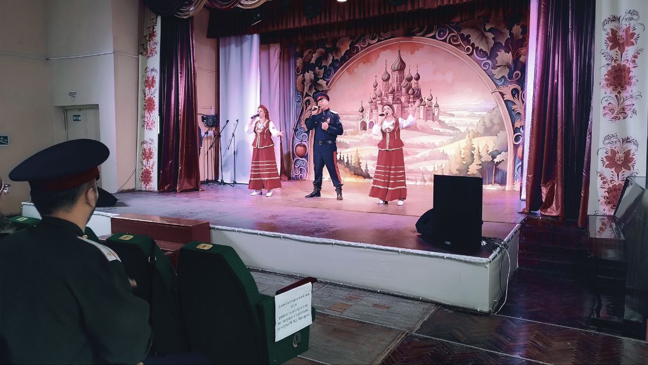 Городской фестиваль казачьей культуры состоялся в стенах ЦНТ «Русь» Событие, реализуемое в рамках проекта «Казачья Русь», объединило не только любителей казачьей культуры, но и тех, для кого это давно стало стилем жизни. В числе гостей — атаман Курского окружного казачьего общества Игорь Филипповский, руководитель Курского областного отделения Всероссийской общественной организации ветеранов «Боевое богатство» Леонид Полянский, артисты вокальных и песенных ансамблей — более 100 участников. — Казачество появилось на Руси, когда она только стала появляться. Граница родила казака, а граница — наша территория. Курский край — казачий край, у нас было пять полков — почти 100 тысяч воинов, — поделился Игорь Филипповский. На сцене прозвучали музыкальные композиции, завораживающая хореография. Народное творчество курян, вдохновленное казачеством, стало визитной карточкой фестиваля, который проходит уже четвёртый раз. Он организован в ходе реализации Стратегии государственной политики РФ в отношении российского казачества на 2021–2030 годы. На пути к концерту гости смогли увидеть выставку изделий декоративно-прикладного творчества: игрушки, куклы, домашнюю утварь и украшения для дома. Их создали девять мастеров соловьиного края — из Курска, Золотухинского, Солнцевского районов. Фото: Лилия Демичева.