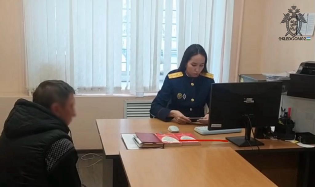 Уфимец предстанет перед судом за разбойное нападение и убийство пожилой женщины  Следственным отделом по Орджоникидзевскому району города Уфы СУ СК России по Республике Башкортостан завершено расследование уголовного дела по обвинению жителя города Уфы в совершении преступлений, предусмотренных пп. «в», «з» ч. 2 ст. 105 УК РФ  убийство лица, заведомо для виновного находящегося в беспомощном состоянии, сопряженное с разбоем , п. «в» ч. 4 ст. 162 УК РФ  разбой , п. «в» ч. 2 ст. 158 УК РФ  кража .  Как установлено следствием, в сентябре и октябре 2023 года фигурант осуществлял уход за 90-летней женщиной, принося потерпевшей продукты и выполняя другие бытовые поручения, за что она платила ему деньги. В указанный период мужчина несколько раз похитил у нее деньги, которые нашел в квартире, всего забрав 25 тыс. рублей. Впоследствии отношения между ними испортились.  26 октября 2023 года находящийся в состоянии опьянения обвиняемый вновь пришел к потерпевшей и попросил у нее деньги, женщина отказалась, и между ними произошла ссора, в ходе которой он нанес ей несколько смертельных ударов ножом. После содеянного злоумышленник похитил у нее кошелек, где находились 4 тыс. рублей, и скрылся. Тело обнаружила соседка спустя два дня, когда зашла ее проведать.  Следователями и криминалистами совместно с оперативниками по результатам осмотра места происшествия, анализа камер видеонаблюдения и допроса очевидцев личность мужчины была в кратчайшие сроки установлена, и вскоре он был задержан.  Обвиняемый признал вину в совершенных преступлениях. На время расследования он был заключен под стражу.  Уголовное дело направлено в Верховный суд республики для рассмотрения по существу.