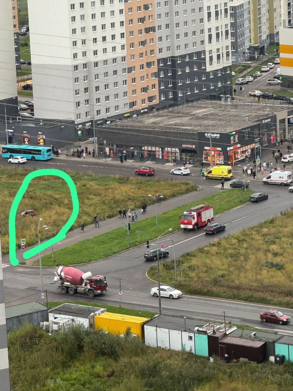 ЖК Цветной город окрасился в красный На перекрёстке Муринской и Пейзажной улиц влетели друг в друга два авто Чёрная КИА с дагестанскими номерами выскочила на дорогу и получила удар в бок от красной легковушки Красную машину отбросило на тротуар Под колёса попали женщина с маленькой дочкой и 12 летний мальчик Всех увезли в больницу Официальных комментариев пока нет Видео тут