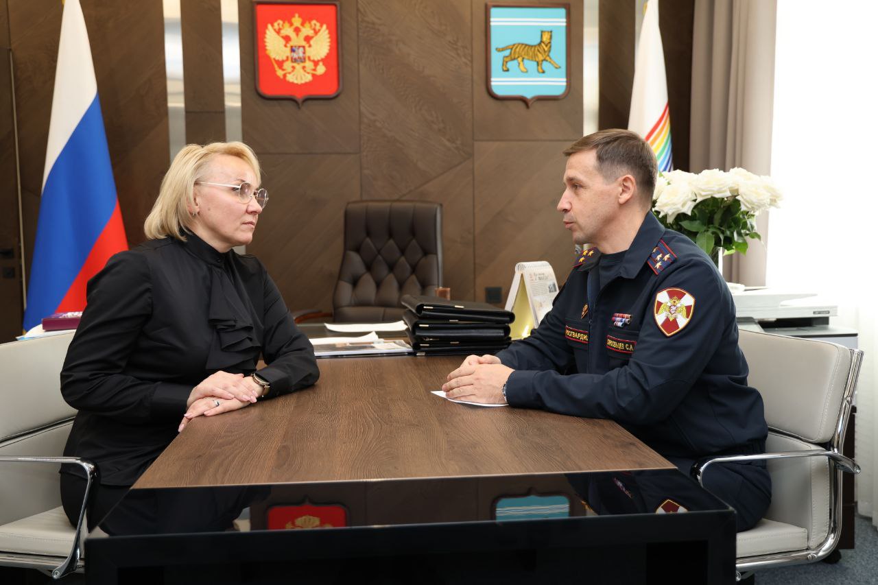 Губернатор обсудил вопросы обеспечения безопасности с начальником Управления Росгвардии по ЕАО В правительстве Еврейской автономной области состоялась рабочая встреча губернатора региона Марии Костюк с начальником Управления Росгвардии по Еврейской автономной области полковником полиции Сергеем Старосельцевым Основными темами обсуждения стали вопросы обеспечения общественной безопасности и поддержания правопорядка в регионе Подробности в нашем канале ДЗЕН