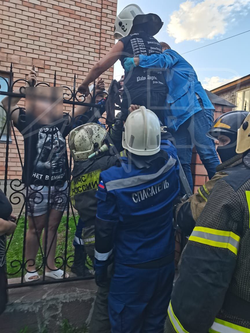 В Оренбурге ребенок напоролся на пику на заборе Все произошло на улице Желябова По словам очевидцев, мальчик пытался перелезть через забор. Однако он оступился, и нога накололась на острие, украшавшее ограду. Свидетели не смогли ему помочь, поэтому вызвали городских спасателей и скорую. Специалистам пришлось применить гидравлический инструмент, чтобы снять школьника. Его сразу передали медикам. Сейчас он в больнице. Его жизни ничего не угрожает.