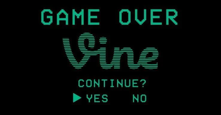 Миллениалы ликуйте Vine возродился Создатель Твиттера Джек Дорси перезапустил соцсесть с короткими зацикленными видео под новым названием diVine Вчера сервис открыл доступ к 200 тысячам архивных видеороликов от 60 тысяч авторов Зарегистрироваться пока нельзя но лента уже доступна и в будущем добавят возможность загружать новые вайны Над проектом работал Эван Хеншоу Плат один из первых сотрудников Twitter Он использовал в качестве базы ролики которые сохранила команда Archive Team Эта организация занимается архивированием интернета и спасает из небытия старые веб страницы Хеншоу Плат также скопировал и другие элементы оригинального приложения в том числе метрики лайки репосты комментарии И еще одна приятная новость diVine не пропускает сгенерированный ИИ контент Так что будет 100 ностальгии без надоевшего слоупа интернет Сегодня о том каким будет завтра Подписаться