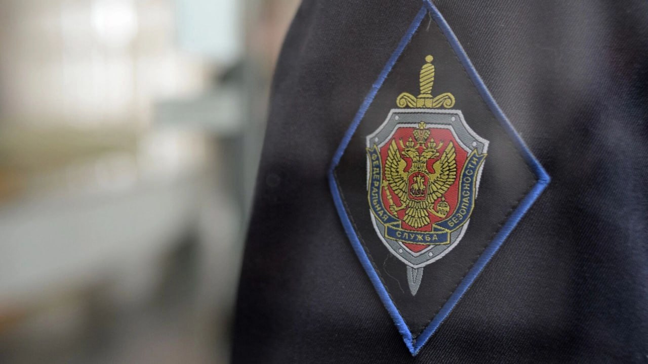 ФСБ выявила 178 утечек гостайны в Волгоградской области  С начала года УФСБ пресекло 178 случаев нарушения режима секретности. Это данные по всей Волгоградской области.  В отношении работников и организаций с допуском к гостайне составили 83 административных дела. Также было направлено 95 представлений с требованием устранить выявленные нарушения.  В ведомстве подчёркивают: защита государственной тайны остаётся приоритетом в работе.        Подписаться