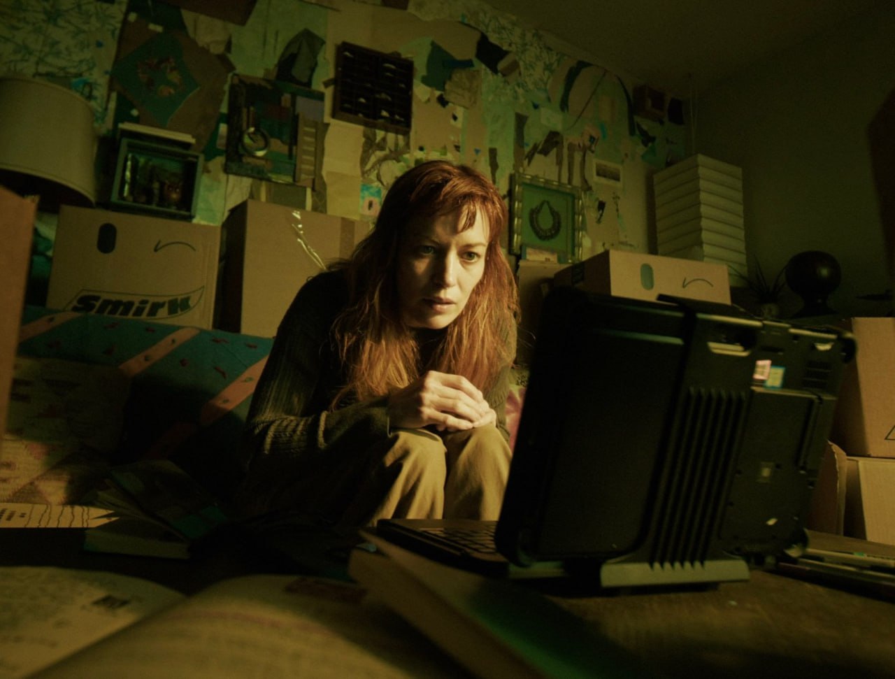 Звезда Разделения Бритт Лауэр на первом кадре психологического триллера Sender В центре сюжета Джулия которая после увольнения начинает жизнь с чистого листа и арендует новый дом Она активно пользуется интернет магазинами чтобы купить вещи для жилья Внезапно женщине приходят загадочные анонимные посылки и она впадает в тревогу пытаясь выяснить кто за этим стоит С Лауэр сыграли Рэй Сихорн Джейми Ли Кёртис Давид Дастмалчян Анна Барышников Премьера Sender состоится на кинофестивале SXSW который пройдет с 12 по 18 марта Кинопоиск Новости