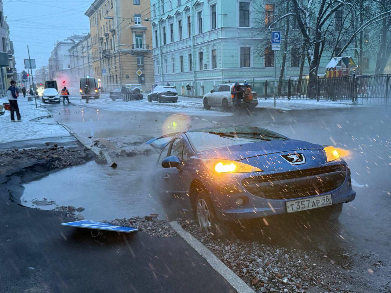 В Петербурге автомобиль ушёл под землю из за прорыва трубы с горячей водой на Советской улице Прямой эфир Наш MAX