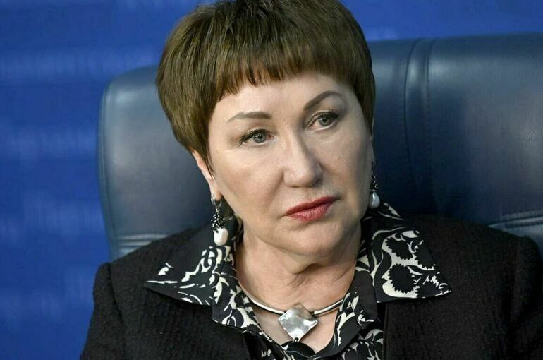 Школьницы должны учиться, а не заводить детей, заявила лава комитета Совфеда по социальной политике Елена Перминова. По ее словам, молодые девушки должны получать образование и создавать семью осознанно.  Медаль за храбрость этой женщине. Как она вообще пробралась в СФ с сохранным мозгом? Им разве при вступлении в должность лоботомию принудительно не делают?  Riddle