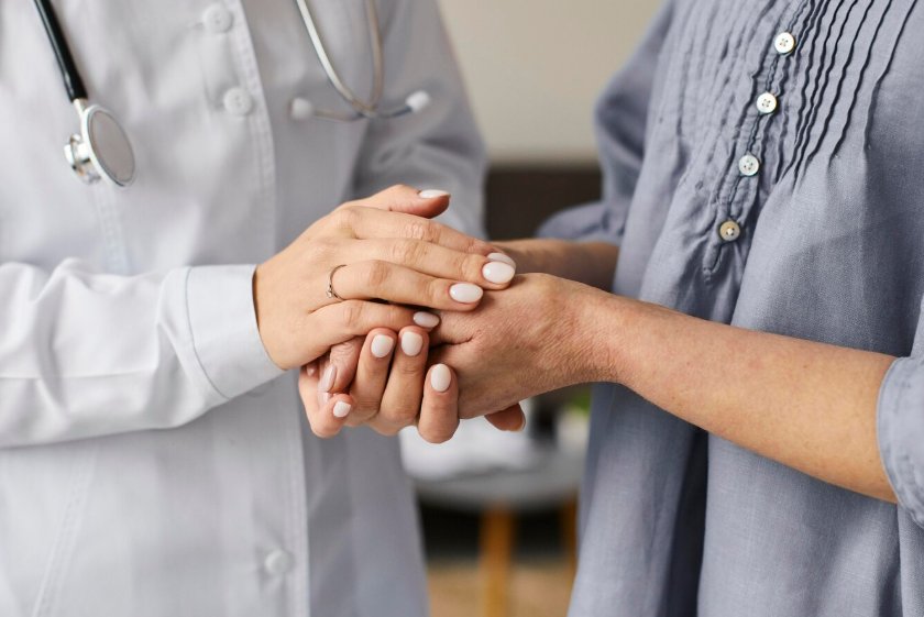 Онколог назвал средний возраст заболеваемости раком среди россиян Онкологию у жителей России выявляют в среднем в 65 лет Об этом РИА Новости рассказал врач онколог профессор Али Мудунов В последние годы возраст заболеваемости раком в России вырос порядка на один год При этом значительных изменений в возрастной структуре онкобольных не наблюдается Фото freepik   Подпишитесь на ivbg ru Ivbg в Max