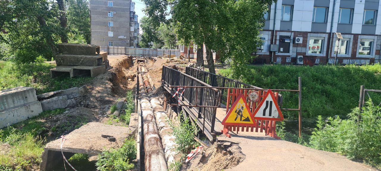 Биробиджан готовится к новому отопительному периоду В рамках второго останова Биробиджанской ТЭЦ с 16 по 20 июня областной центр отключили от горячего водоснабжения. В этот же промежуток времени проводятся ремонтные работы на котельной № 2 «Мясокомбинат». В микрорайоне им. Бумагина специалисты Биробиджанской ТЭЦ меняют участок теплосети «ТЭЦ – 3-й микрорайон». Мэр Биробиджана Максим Семёнов побывал на объекте и обсудил с главным инженером БТЭЦ Андреем Шабановым ход работ. Первый этап работы специалисты провели, правда не в полном объеме, так как подвел подрядчик, - рассказал мэр Биробиджана Максим Семёнов. – В любом случае горячую воду в микрорайоне им. Бумагина дадут по плану. Второй этап работы будет продолжен в июле, когда город в третий раз отключат от горячего водоснабжения. В целом же все идет в графике. Перед всеми стоит задача - провести все необходимые работы, чтобы следующий отопительный период прошел штатно. Это то, о чем говорит временно исполняющая обязанности губернатора ЕАО Мария Федоровна Костюк. #озп #биробиджан #мэрбиробиджана #мэриябиробиджана