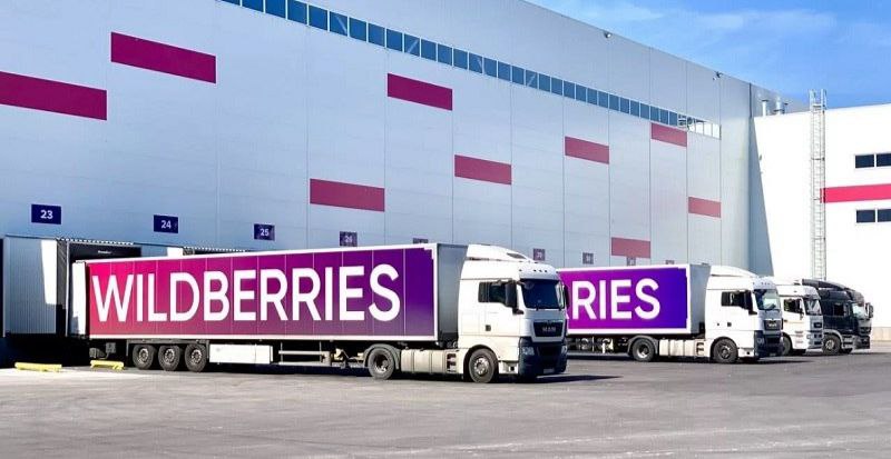 Wildberries запустил логистический комплекс в столице Узбекистана Объект расположен в Сергелийском районе Ташкента передаёт Spot Центр состоит из двух блоков общей площадью 53 тысячи квадратных метров и рассчитан на обработку до 500 тысяч покупок в сутки Это в пять раз больше чем может обработать сортировочный центр В настоящее время склад принимает транспортные средства у которых борта расположены выше 90 сантиметров В планах компании открыть отдельные ворота для машин с более низкими бортами ℹ В апреле 2025 года Wildberries открыл сортировочный центр в столичном Яшнабадском районе Ташкента Market Stan